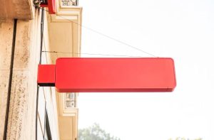 Co odróżnia szyld od tablicy reklamowej?