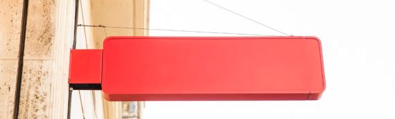 Czym różni się szyld od tablicy reklamowej?