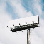 Reklama wielkoformatowa – gdzie najlepiej umieścić taki nośnik, aby przyciągnąć uwagę? Gdzie umieścić reklamy wielkoformatowe, aby zwiększyć ich widoczność i poprawić skuteczność?