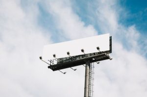 Gdzie umieścić reklamy wielkoformatowe, aby zwiększyć ich widoczność i poprawić skuteczność?
