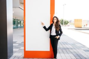 Powody, dla których warto zainwestować w pylon reklamowy przed siedzibą przedsiębiorstwa