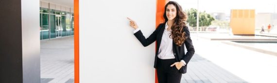 Pylony reklamowe przed siedzibą firmy – dlaczego warto z nich korzystać?