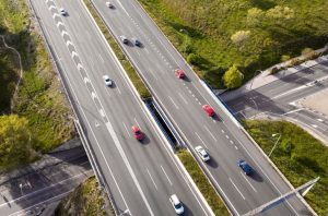 Jakie formy reklamy zewnętrznej są najlepsze do umieszczenia przy ruchliwych drogach?