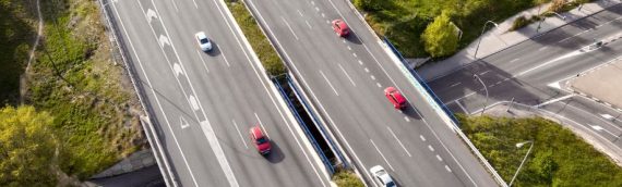 Jakie tablice reklamowe najlepiej sprawdzają się przy ruchliwych drogach?