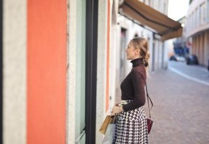 Oklejanie witryn sklepowych jako sposób na przykuwanie uwagi przechodniów